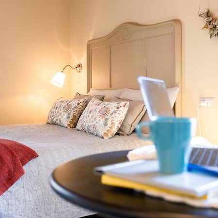 B&B Tra I Laghi Casale Corte Cerro Eksteriør bilde